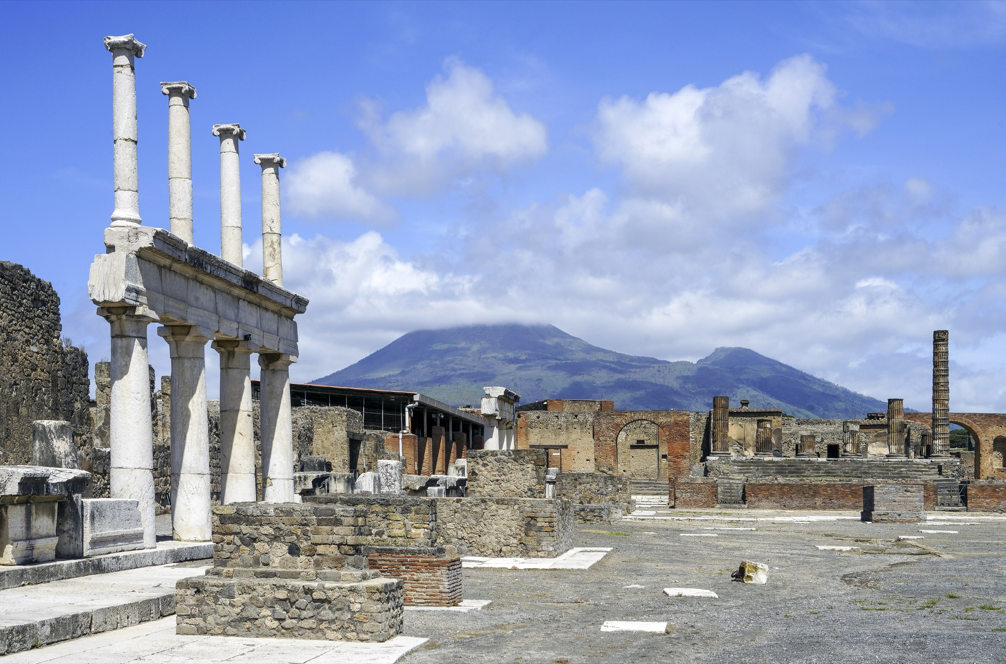 Pompeii forumu ve Vezüv