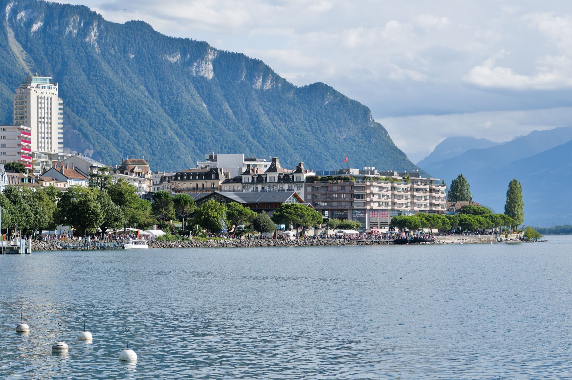 Montreux göl kıyısı ve Alpler
