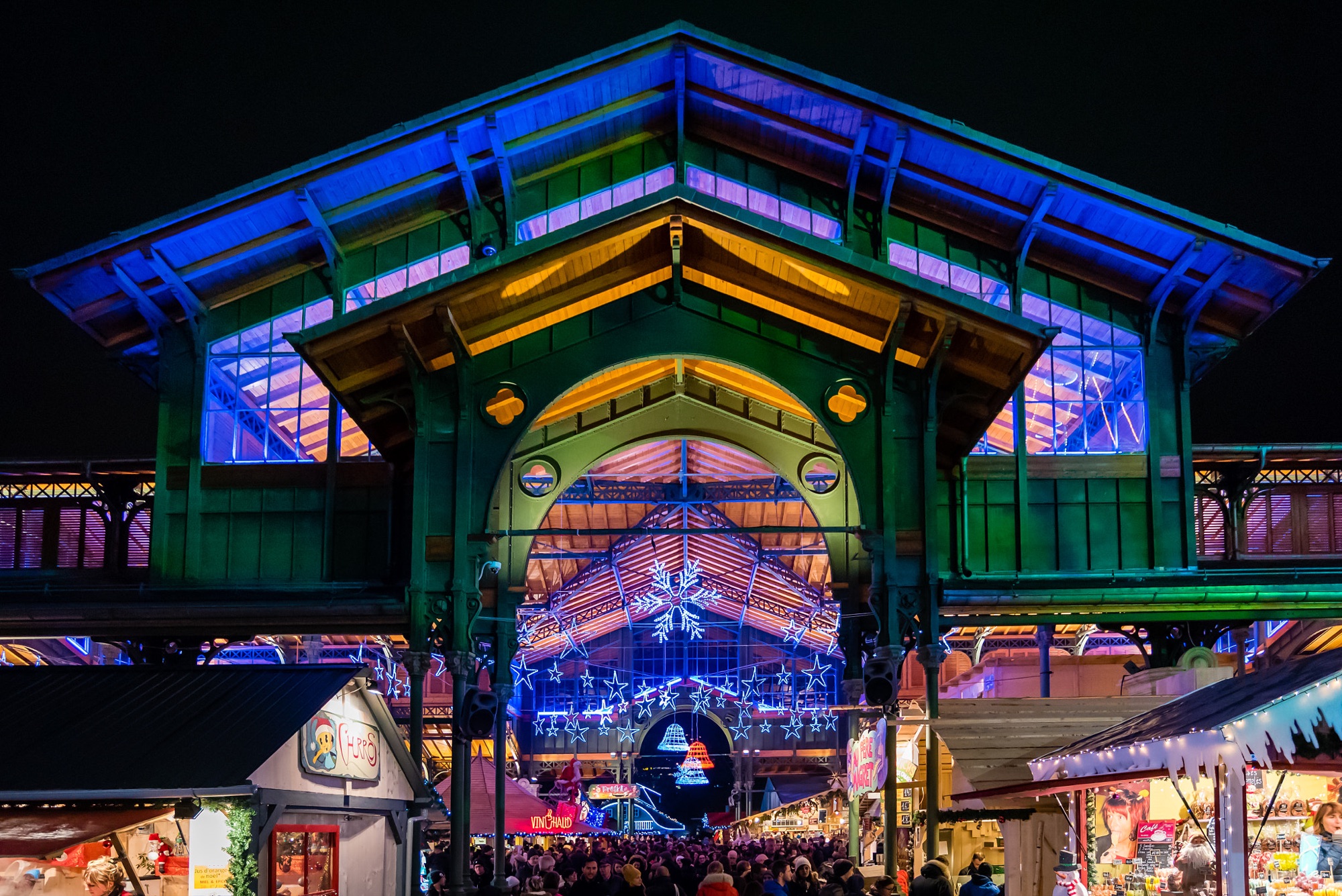 Montreux Noël: gece ışıklandırılmış pazar