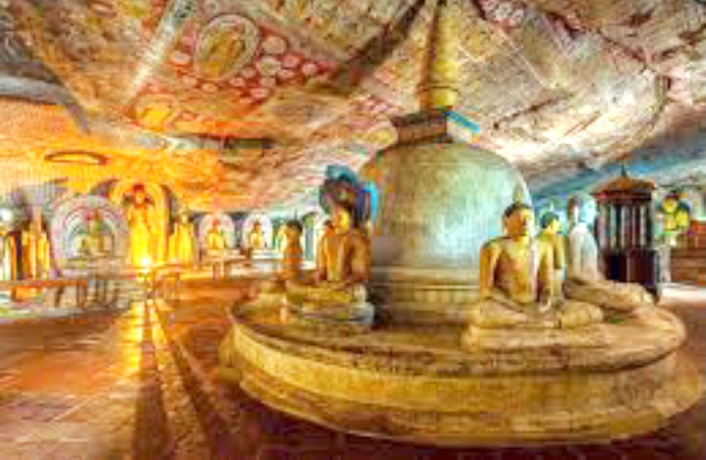 Dambulla mağara tapınağında stupa ve Buda heykelleri