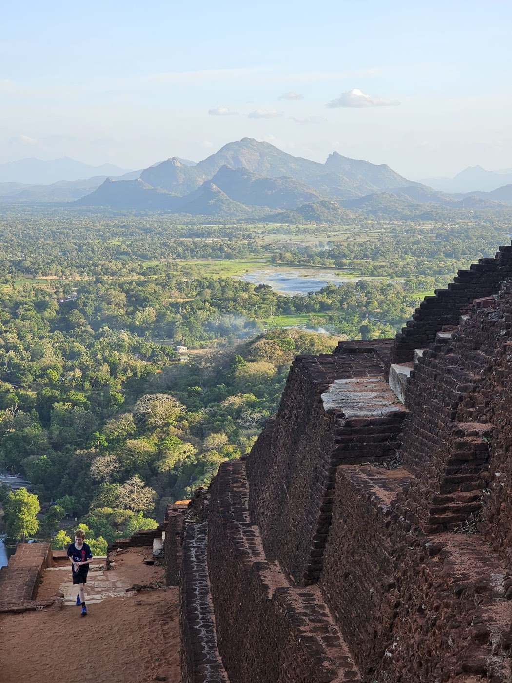 Sigiriya zirvesinden ova manzarası