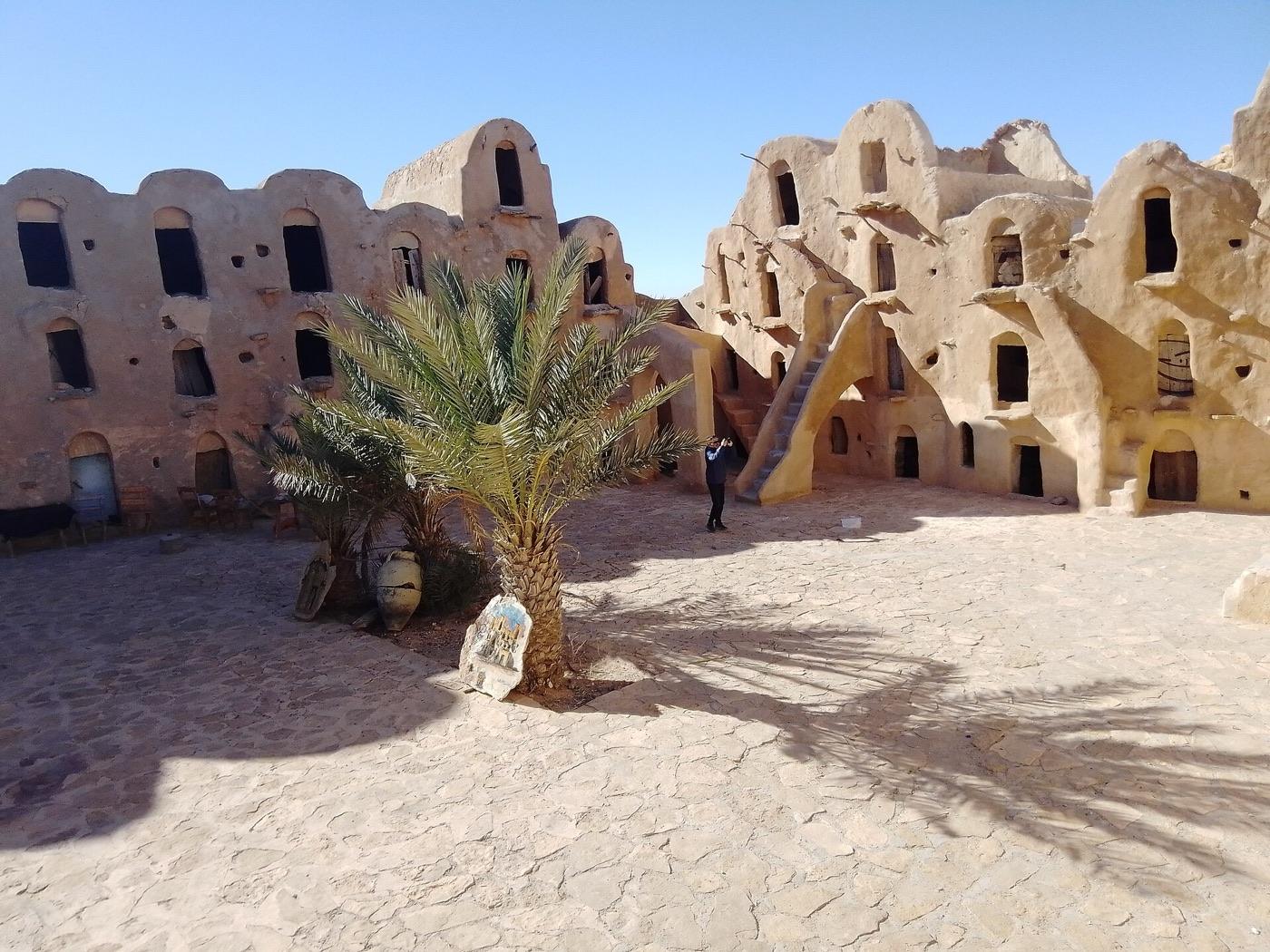 Ksar Ouled Soltane'nin kemerli tahıl ambarları (ghorfa)