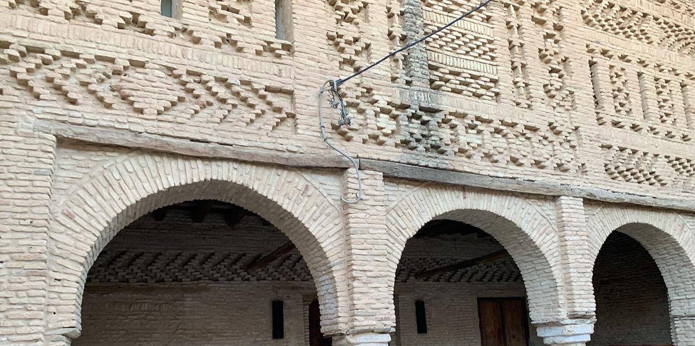 Tozeur'un desenli tuğla cephesi