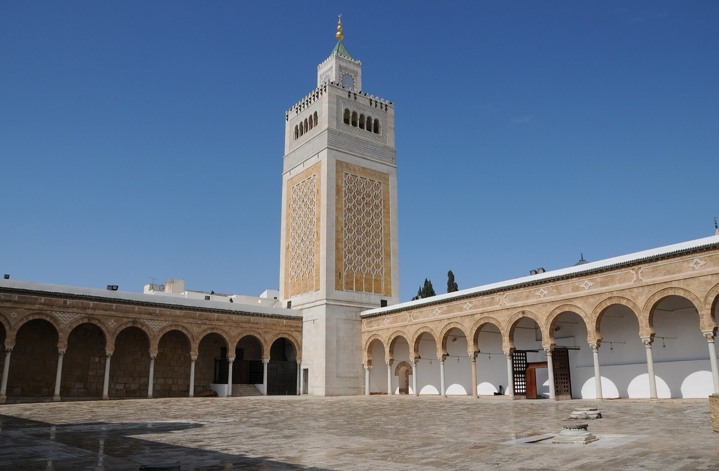 Tunus medinasında Zeytune Camii'nin minaresi ve avlusu